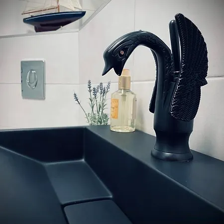 Iconic Loft - Private Parking, Netflix Apartment *